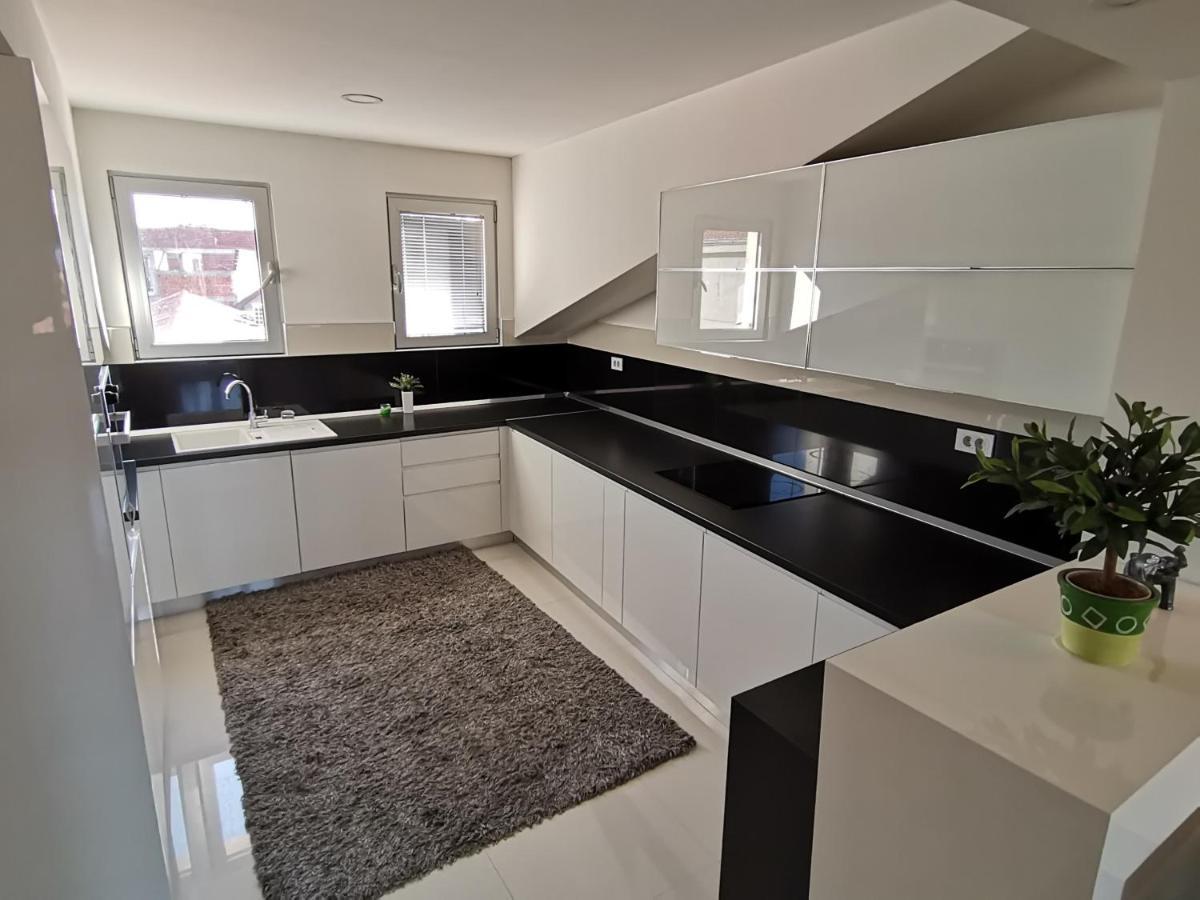 Atina Lux Hostel Лесковац Екстериор снимка