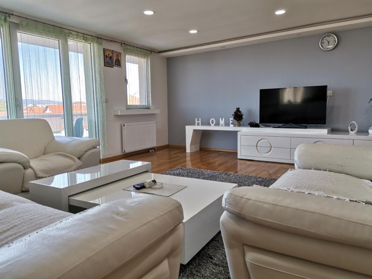 Atina Lux Hostel Лесковац Екстериор снимка