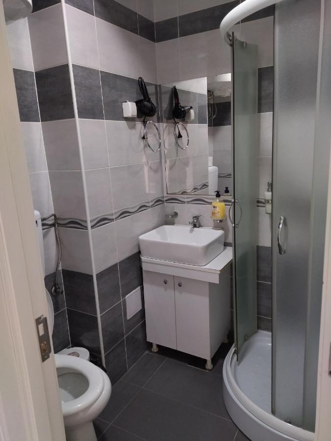 Atina Lux Hostel Лесковац Екстериор снимка