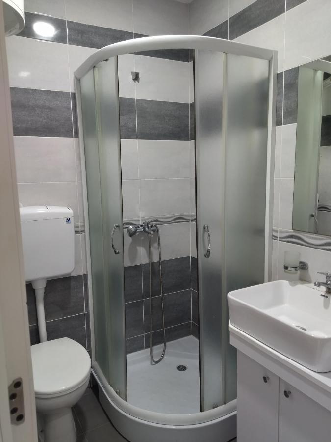 Atina Lux Hostel Лесковац Екстериор снимка