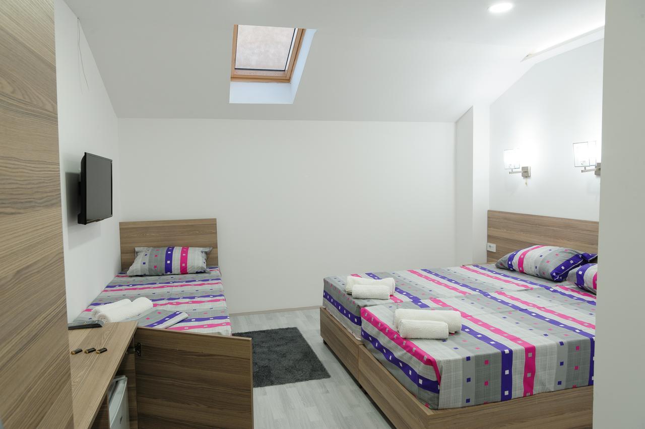 Atina Lux Hostel Лесковац Екстериор снимка