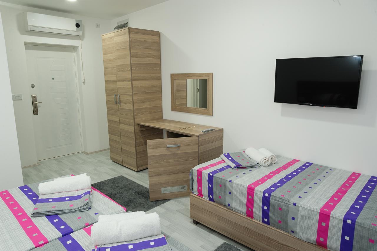 Atina Lux Hostel Лесковац Екстериор снимка