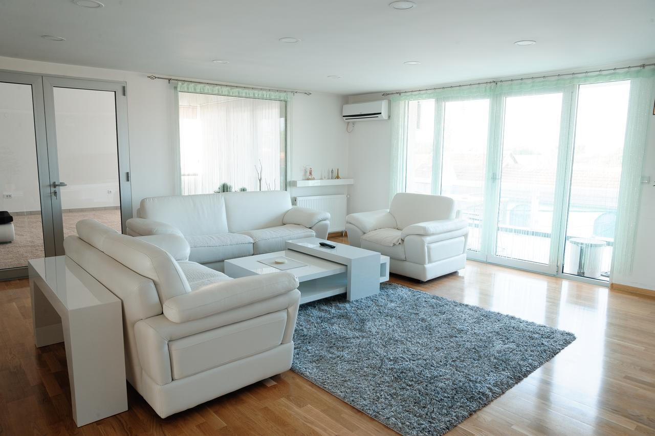 Atina Lux Hostel Лесковац Екстериор снимка