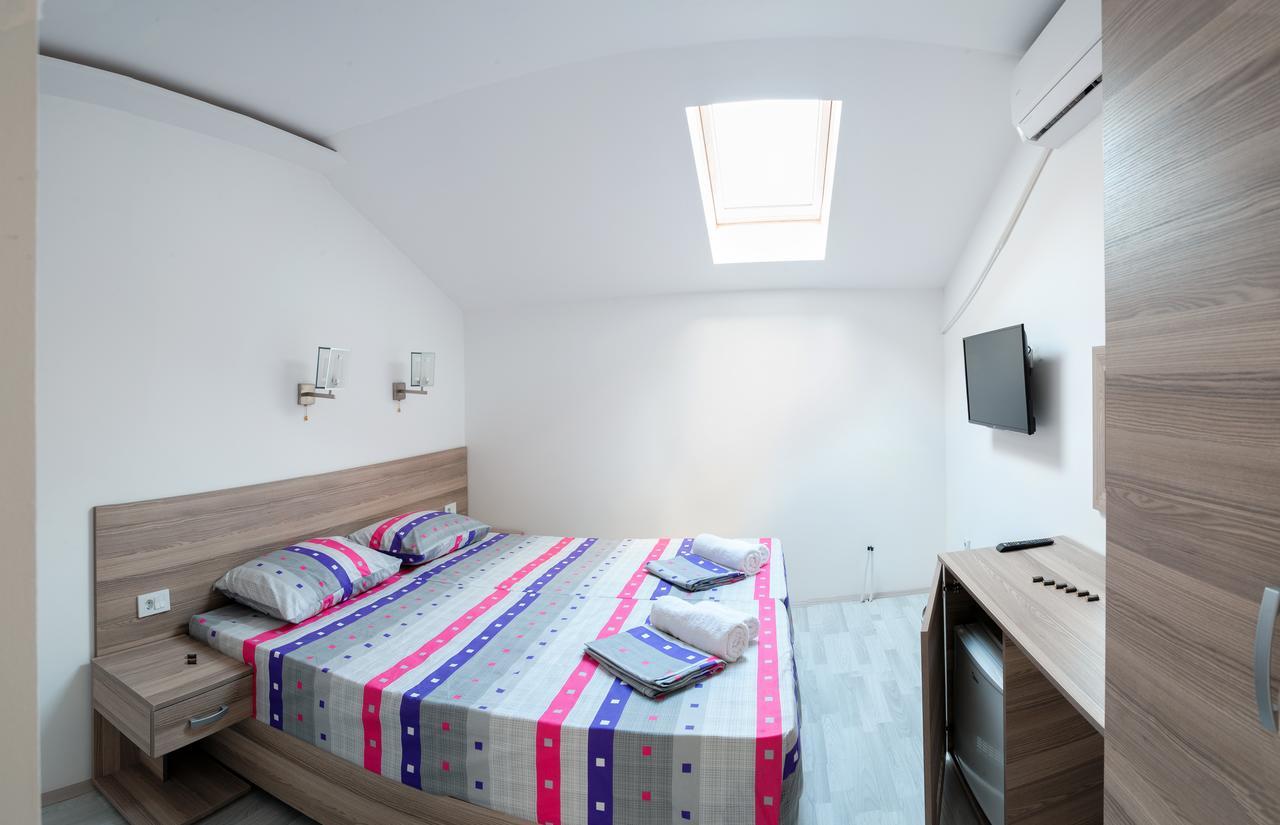 Atina Lux Hostel Лесковац Екстериор снимка