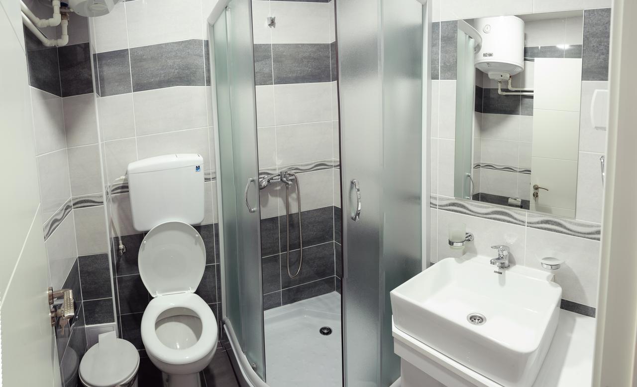 Atina Lux Hostel Лесковац Екстериор снимка