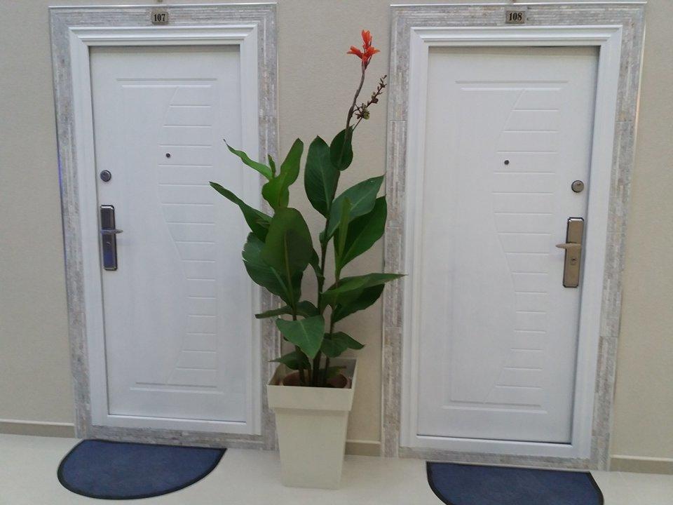 Atina Lux Hostel Лесковац Екстериор снимка