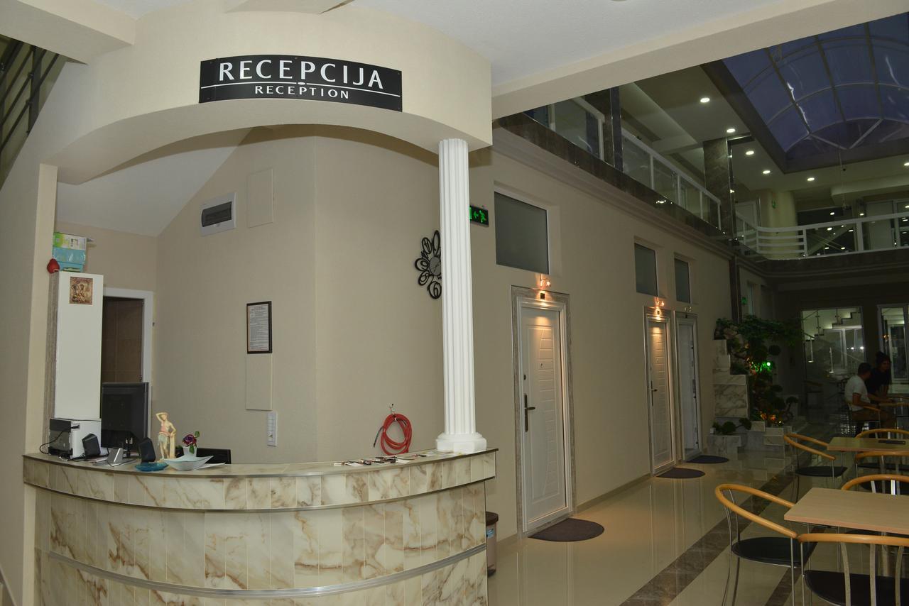 Atina Lux Hostel Лесковац Екстериор снимка