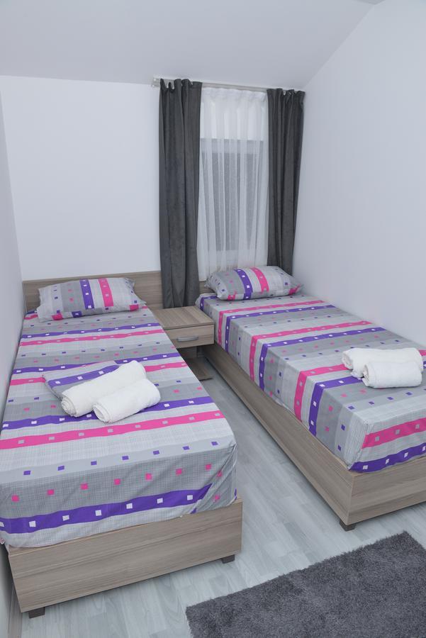 Atina Lux Hostel Лесковац Екстериор снимка