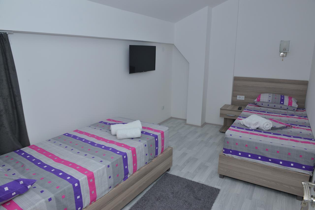 Atina Lux Hostel Лесковац Екстериор снимка