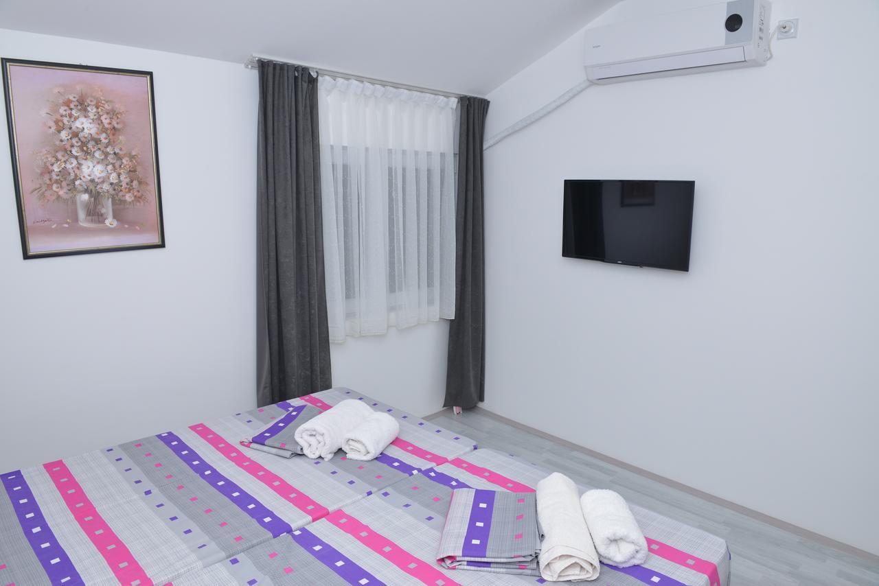 Atina Lux Hostel Лесковац Екстериор снимка
